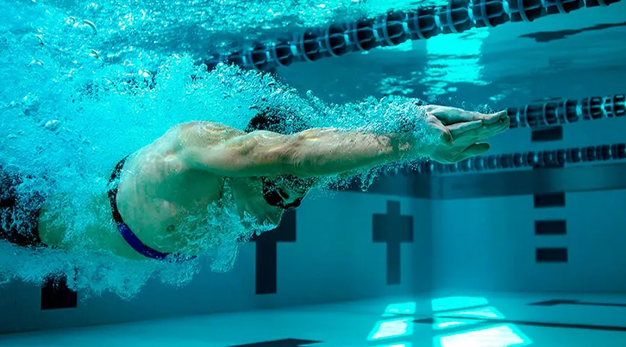 4 ejercicios sencillos para hacer en el piscina